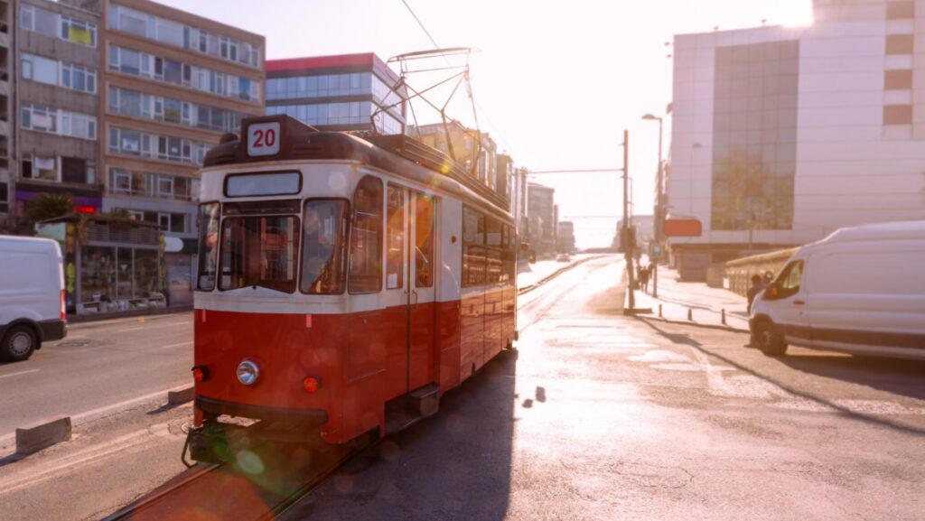 Fatalny incydent na warszawskiej Pradze-Południe: mężczyzna zginął pod kołami tramwaju