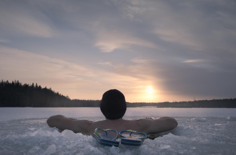 Zimowa kąpiel w Wiśle – nietypowe hobby kilkudziesięciu osób