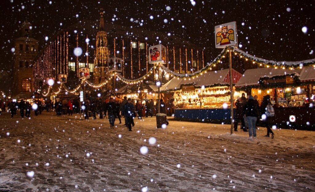 Warszawa rozbłysła świątecznymi światłami: iluminacje i animacje wprowadzają w magiczny nastrój