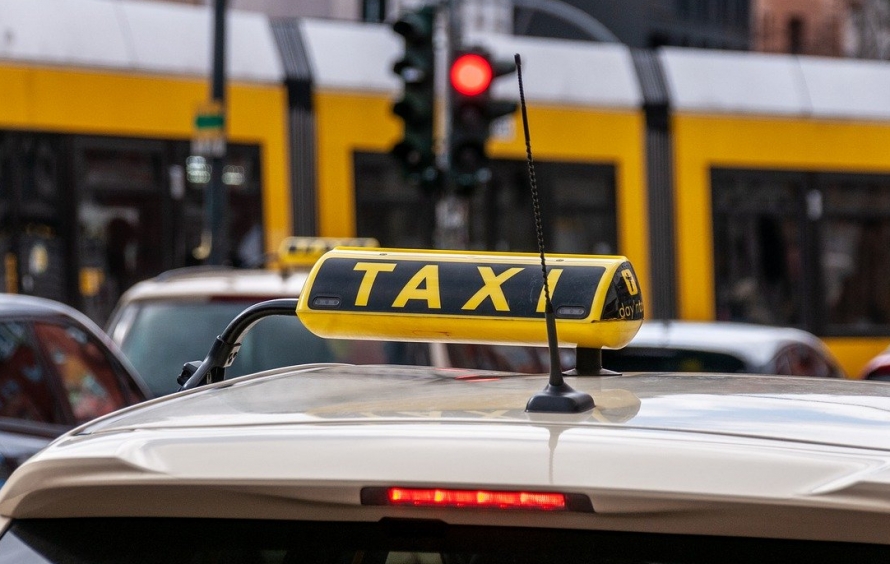 Warszawska policja przeprowadza szkolenie dla kierowców app-taxis w celu zwiększenia bezpieczeństwa na drogach
