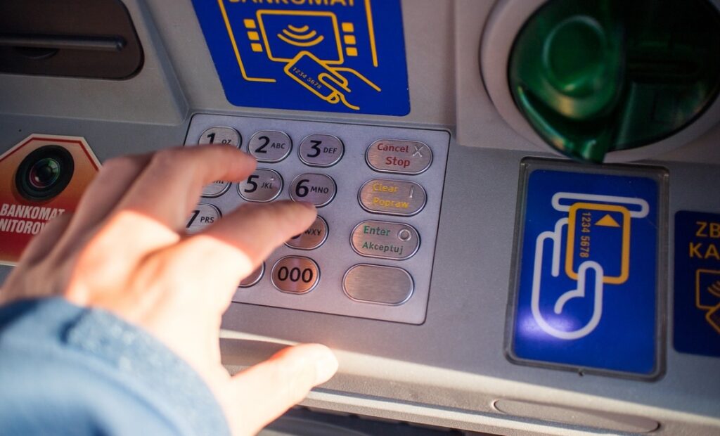 29-letni Azerbejdżanin zatrzymany za próby włamań do bankomatów w Wawrze