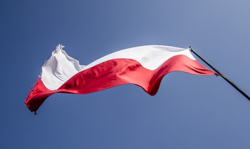 Bezpłatne flagi do odbioru dla mieszkańców Pragi Południe – zaproszenie od lokalnego Urzędu Dzielnicy