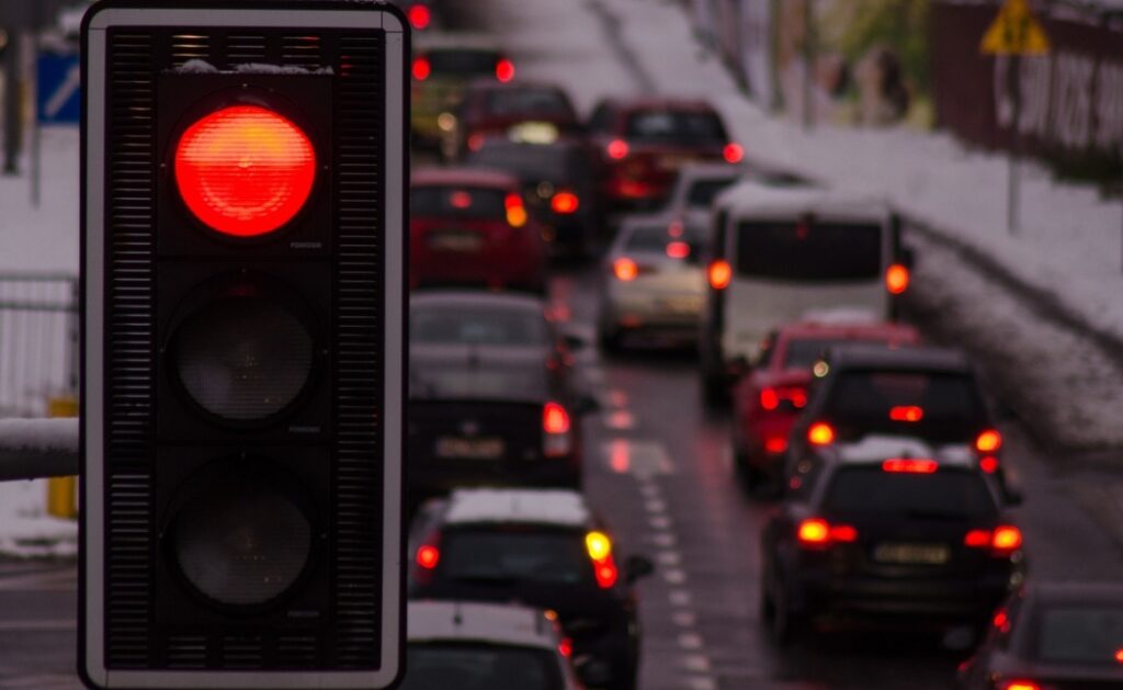 Ruch drogowy i bezpieczeństwo – kluczowe informacje dla użytkowników jednośladów
