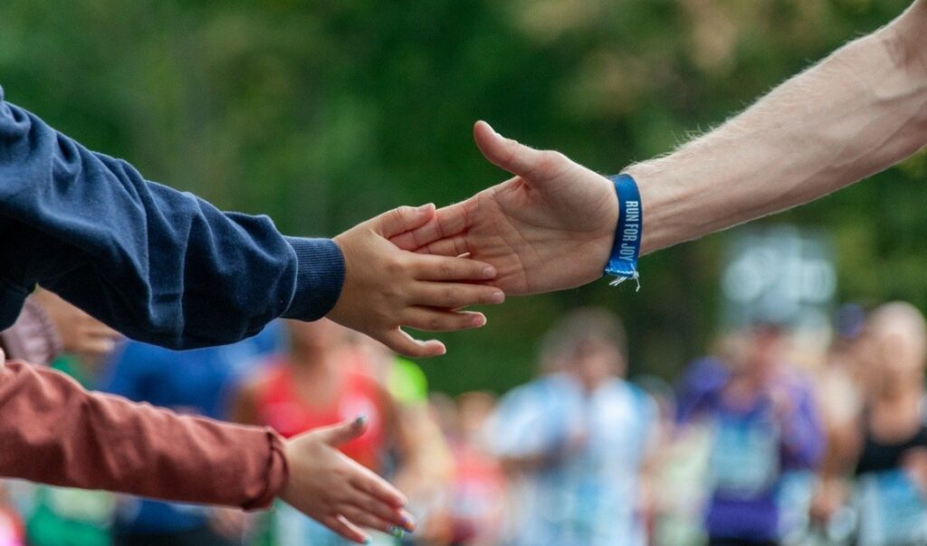 Weekend pełen sportowych emocji w Warszawie: maraton oraz biegi i piknik dla rodzin